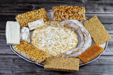 Peygamberin Muhammed 'in doğum gününü, Arap ve İslam ülkesini, geleneksel Arap şekerlerini kutlamak için Doğu nohutu, fıstık, susam, ceviz şekeri, hindistan cevizi ve bassima koleksiyonu.