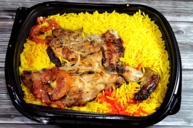 Arap mangal kömürlü ızgara tavuk ızgarası renkli Basmati pilavı, tarifi, nemli ve sulu ızgara tavuk tavukları ve ahşap arka planda uzun Basmati pilavı.