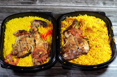 Arap mangal kömürlü ızgara tavuk ızgarası renkli Basmati pilavı, tarifi, nemli ve sulu ızgara tavuk tavukları ve ahşap arka planda uzun Basmati pilavı.