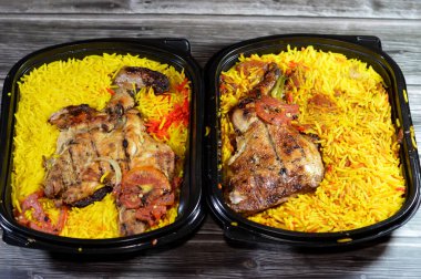 Arap mangal kömürlü ızgara tavuk ızgarası renkli Basmati pilavı, tarifi, nemli ve sulu ızgara tavuk tavukları ve ahşap arka planda uzun Basmati pilavı.