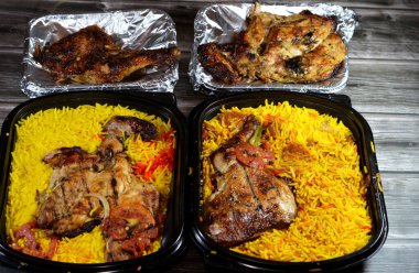Arap mangal kömürlü ızgara tavuk ızgarası renkli Basmati pilavı, tarifi, nemli ve sulu ızgara tavuk tavukları ve ahşap arka planda uzun Basmati pilavı.