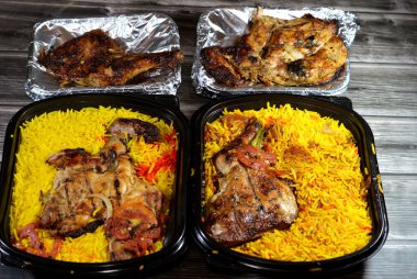 Arap mangal kömürlü ızgara tavuk ızgarası renkli Basmati pilavı, tarifi, nemli ve sulu ızgara tavuk tavukları ve ahşap arka planda uzun Basmati pilavı.