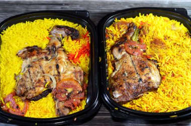 Arap mangal kömürlü ızgara tavuk ızgarası renkli Basmati pilavı, tarifi, nemli ve sulu ızgara tavuk tavukları ve ahşap arka planda uzun Basmati pilavı.