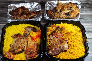 Arap mangal kömürlü ızgara tavuk ızgarası renkli Basmati pilavı, tarifi, nemli ve sulu ızgara tavuk tavukları ve ahşap arka planda uzun Basmati pilavı.