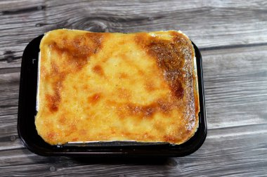 Beşamel soslu makarna ve fırında pişmiş kıyma ve ghee Bechamel Pasta Pişirme (Macarona Bechamel), Ramazan ayında popüler olan ve seçici odaklı bir Mısır yemeği.