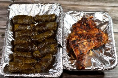 Beyaz pirinç, soğan, maydanoz, dereotu ve kişniş ve ızgara ızgara Arap tavuğu, tarifi, nemli ve sulu ızgara