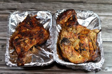 Kömürlü ızgara tavuk ızgara Arap mutfağı, yemek tarifi, nemli ve sulu ızgara bbq tavuk çeyreklikleri genellikle ahşap arka planda pişmiş pilav ile servis edilir.