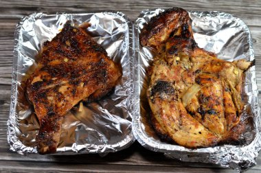 Kömürlü ızgara tavuk ızgara Arap mutfağı, yemek tarifi, nemli ve sulu ızgara bbq tavuk çeyreklikleri genellikle ahşap arka planda pişmiş pilav ile servis edilir.