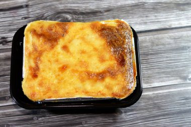 Beşamel soslu makarna ve fırında pişmiş kıyma ve ghee Bechamel Pasta Pişirme (Macarona Bechamel), Ramazan ayında popüler olan ve seçici odaklı bir Mısır yemeği.