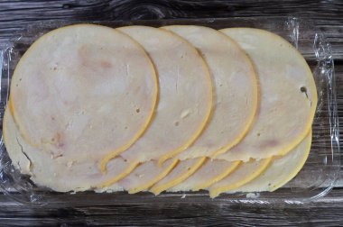 Tavuk dilimleri öğle yemeği, soğuk et, öğle yemeği dilimlenmiş soğuk şarküteriler meze tavuk etleri, önceden pişirilmiş ya da pişirilmiş et dilimlenmiş ve soğuk servis edilmiş tavuk göğsü ve somundan kesilmiş ekmek.