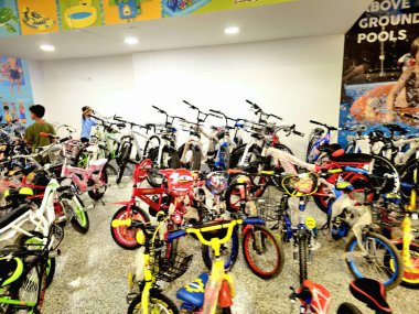 Giza, Mısır, 16 Eylül 2024: Bisiklet, pedal, bisiklet, bisiklet, itme-bisiklet veya bisiklet satışı için mağazada bir bisiklet bölümü, insan gücüyle veya motor destekli, pedallı, tek raylı bir araçtır.