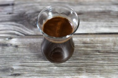 Kahve çekirdeklerinden yapılmış bir bardak Türk kahvesi, kahve çekirdekleri ve kahve kaynağı, kırmızı veya mor meyvenin içindeki çekirdek sıklıkla kahve kirazı veya taş meyve olarak adlandırılır.