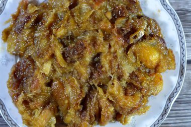 Bir tabak Mısırlı amhaat meyvesi olgunlaşmış, meyveler olgunlaştığında yumuşak Khelal safhasında tüketiliyor, Amhaat kahveyle karıştırılıp ateşe veriliyor, Mısır 'da çok popüler.