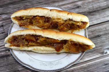 Fransız çöreği içinde kahve ile basılmış amhaat, Mısır amhaatı meyvelerle buluşur, tamamen olgun, meyveler olgunlaştığında yumuşak Khelal safhasında tüketilir, Amhaat ve ghee karışımı.