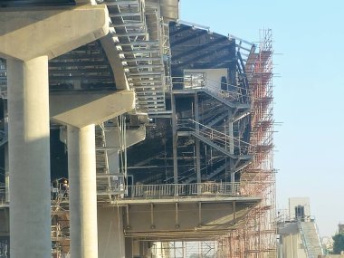 Kahire, Mısır, 24 Eylül 2024: iskeleler ve vinçlerle inşa halinde olan tek raylı istasyon alanı, Kahire tek raylı tek hatlı hızlı ulaşım sistemidir.