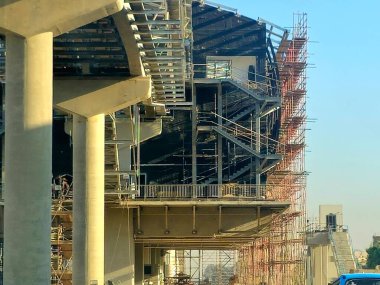 Kahire, Mısır, 24 Eylül 2024: iskeleler ve vinçlerle inşa halinde olan tek raylı istasyon alanı, Kahire tek raylı tek hatlı hızlı ulaşım sistemidir.