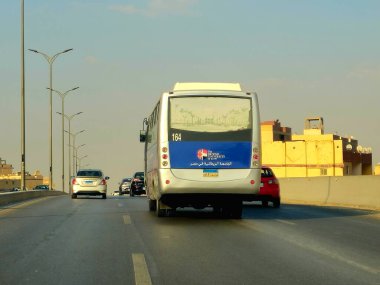Kahire, Mısır, 25 Eylül 2024: Mısırdaki İngiliz Üniversitesi 'nin yolcu taşıma aracı, BUE İngiliz eğitim tarzı ve ödülleri partneri Birleşik Krallık üniversiteleri tarafından onaylandı