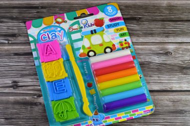 Kahire, Mısır, 13 Eylül 2024: Çalışmak, eğlenmek ve sanat yapmak için gülen çocuklar, çocuklar için eğlenceli oyuncaklar, yaratıcı sanat eserleri, eğitim ve oyun için farklı renklerde kil parçalar