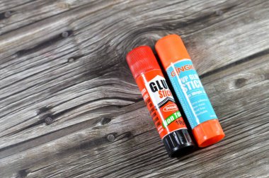 Kahire, Mısır, 13 Eylül 2024: Gingko, Dinamik yapıştırıcı çubukları, bükülmüş sert yapışkanlar, şınav tüpleri, açık tüp kullanarak parmaklarını temiz tutmak için yapıştırıcı sürmek, açık yüzeyi ovmak