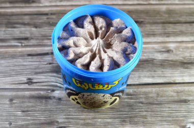 Kahire, Mısır, 12 Eylül 2024: Carnavalita Dondurma Vanilyası Nestle 850 ml 'den kurabiyeler, vanilya beyazı ve dondurulmuş kurabiyeler ile ahşap üzerinde izole edilmiş plastik bir kasede.