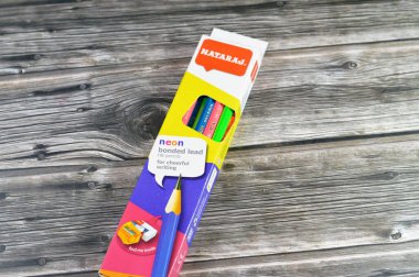 Kahire, Mısır, 13 Eylül 2024: Nataraj neonlu kurşun kalemler, bir kalem çekirdek kırılma riskini azaltan koruyucu bir kaplama içinde katı pigment çekirdekli bir yazı veya çizim aracıdır.