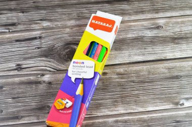 Kahire, Mısır, 13 Eylül 2024: Nataraj neonlu kurşun kalemler, bir kalem çekirdek kırılma riskini azaltan koruyucu bir kaplama içinde katı pigment çekirdekli bir yazı veya çizim aracıdır.