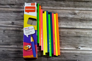 Kahire, Mısır, 13 Eylül 2024: Nataraj neonlu kurşun kalemler, bir kalem çekirdek kırılma riskini azaltan koruyucu bir kaplama içinde katı pigment çekirdekli bir yazı veya çizim aracıdır.