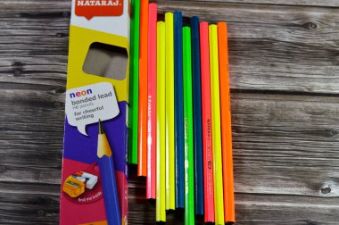 Kahire, Mısır, 13 Eylül 2024: Nataraj neonlu kurşun kalemler, bir kalem çekirdek kırılma riskini azaltan koruyucu bir kaplama içinde katı pigment çekirdekli bir yazı veya çizim aracıdır.