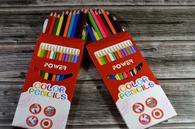 Kahire, Mısır, 13 Eylül 2024: Ahşap arka planda izole edilmiş boyalar için farklı renklerde tahta kalemler, okul konseptine, okul gereçlerine ve eğitim geçmişine dönüş