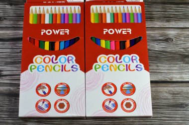 Kahire, Mısır, 13 Eylül 2024: Ahşap arka planda izole edilmiş boyalar için farklı renklerde tahta kalemler, okul konseptine, okul gereçlerine ve eğitim geçmişine dönüş