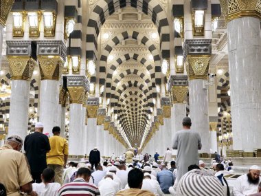 Medine, Suudi Arabistan, 28 Haziran 2024: Peygamberin Camii 'nin iç kesimi veya iki kutsal caminin koruyucusunun yetki alanına giren büyük bir hac mekanı olan El Nabawi.