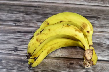 Muzlar, uzatılmış, yenilebilir meyveler botanik olarak vitamin dolu en büyük otçul bitki olan Musa cinsindeki çeşitli büyük otçul bitkiler tarafından üretilen bir meyvedir.