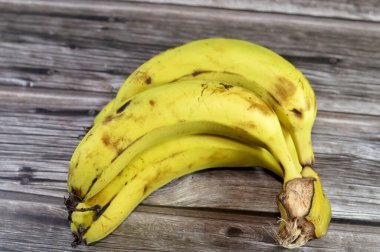 Muzlar, uzatılmış, yenilebilir meyveler botanik olarak vitamin dolu en büyük otçul bitki olan Musa cinsindeki çeşitli büyük otçul bitkiler tarafından üretilen bir meyvedir.