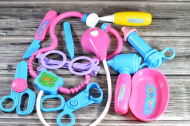 Farklı aletleri olan çocuklar için plastik doktor oyuncakları ve hekimler ve diş hekimleri için aletler, tıp için oyun figürleri ve sosyal beceri için tıbbi araçlar