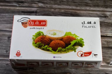 Kahire, Mısır, 14 Eylül 2024: Sofra Şerifi Falafel, geleneksel Mısır kızarmış falafel köfteleri, nohut ve geniş fasulyelerden yapılmış yeşil hamburger, derin yağda kızartılmak üzere.