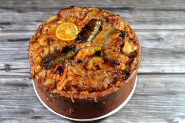 Fırında pişirilmiş kawareh trotters kolajen ve jelatin, pişmiş inek ayakları, kemiksiz paçalar ve sarılmış üzüm yaprakları doldurulmuş Mısır Mahşisi ve içi beyaz pirinç, soğan, maydanoz, dereotla dolu.