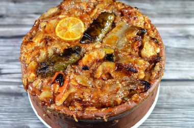 Fırında pişirilmiş kawareh trotters kolajen ve jelatin, pişmiş inek ayakları, kemiksiz paçalar ve sarılmış üzüm yaprakları doldurulmuş Mısır Mahşisi ve içi beyaz pirinç, soğan, maydanoz, dereotla dolu.