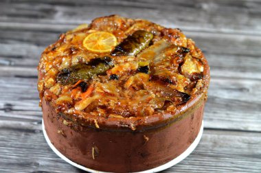 Fırında pişirilmiş kawareh trotters kolajen ve jelatin, pişmiş inek ayakları, kemiksiz paçalar ve sarılmış üzüm yaprakları doldurulmuş Mısır Mahşisi ve içi beyaz pirinç, soğan, maydanoz, dereotla dolu.