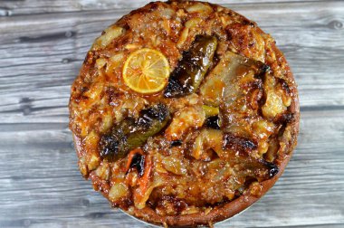 Fırında pişirilmiş kawareh trotters kolajen ve jelatin, pişmiş inek ayakları, kemiksiz paçalar ve sarılmış üzüm yaprakları doldurulmuş Mısır Mahşisi ve içi beyaz pirinç, soğan, maydanoz, dereotla dolu.