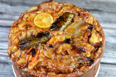 Fırında pişirilmiş kawareh trotters kolajen ve jelatin, pişmiş inek ayakları, kemiksiz paçalar ve sarılmış üzüm yaprakları doldurulmuş Mısır Mahşisi ve içi beyaz pirinç, soğan, maydanoz, dereotla dolu.