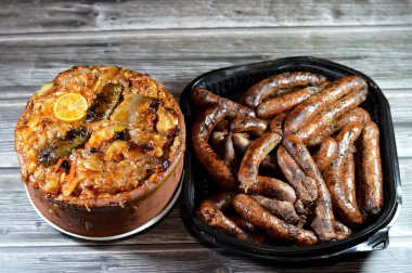 Fırında kawareh trotters kolajen ve jelatin, pişmiş inek ayakları, doldurulmuş üzüm yaprakları beyaz pirinç ve ızgara Orta Doğu sığır eti sosisi, Mısır sosisi