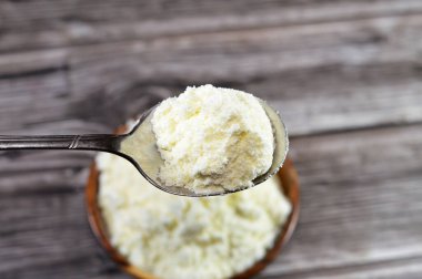 Süt tozu, süt buharlaşarak daha uzun raf ömrünü muhafaza etmek için üretilen bir süt ürünü olan süt tozu, gıda için katkı maddesi ve içecek gıdası olarak kullanılır.