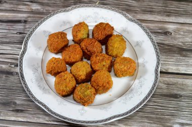 Kızarmış nohutlu nohut köftesi, ya da Mısır kökenli köfte şeklinde börek, geniş fasulye, bezelye, ya da her ikisi, Orta Doğu mutfağı, Arap ülkelerinde popüler sokak yemekleri.