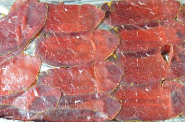 Biftek göğüs etinden yapılan ince pastırma dilimleri, çiğ et tuzlu, kısmen kurutulmuş, otlar ve baharatlarla tatlandırılmış, sonra Romanya 'dan gelen konserve sığır eti gibi tütsülenmiş ve buharlanmış.