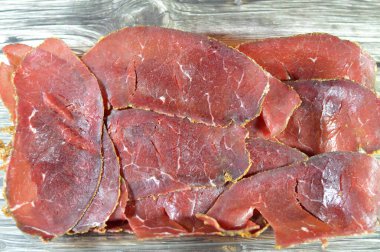 Biftek göğüs etinden yapılan ince pastırma dilimleri, çiğ et tuzlu, kısmen kurutulmuş, otlar ve baharatlarla tatlandırılmış, sonra Romanya 'dan gelen konserve sığır eti gibi tütsülenmiş ve buharlanmış.