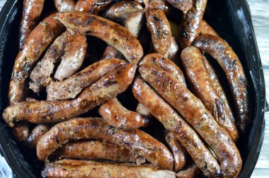 Orta Doğu usulü ızgara sığır eti sosisi, Mısır sosisi. Orta Doğu 'da et ya da kuzu eti yenmiş tek kullanımlık bir tabakta ızgarada ızgara et sosisi.