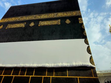 Mekke, Suudi Arabistan, 12 Haziran 2024: İhram giysili El-Kabe, İslam 'ın en önemli camii ve en kutsal yeri olan Mescidi Haram' ın merkezindeki taş bina.