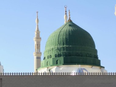 Hz. Peygamber 'in Camii' nin minare ve yeşil kubbesi ya da iki kutsal camiinin koruyucusunun yetki alanına giren büyük bir hac mekanı olan Mescid El Nabawi.