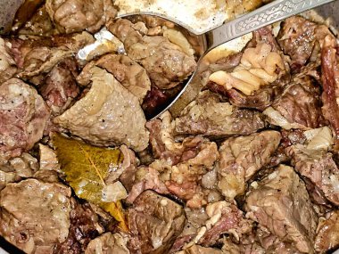 Mısır mutfağında pişmiş inek ciğeri, inek akciğeri çeşitli mutfaklarda kullanılan ve aynı zamanda akciğer yüzeyi için kaynak olarak Bofe, Fuku, Paru goreng ve Fesha 'nın birçok adı vardır.