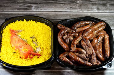 Izgara sığır eti sosisi, Mısır sosisi, baharatlı sosis, sığır eti ya da kuzu eti ve uzun basmati pirinçli tavuk mandi kabsa, genellikle domates sosu, yeşil salata ve tahini ile servis edilir.